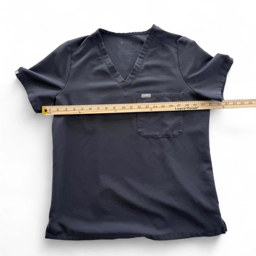 Women’s FIGS Dark Grey Medical Technical Collection V Neck Scrub Top - Picture 4 of 4